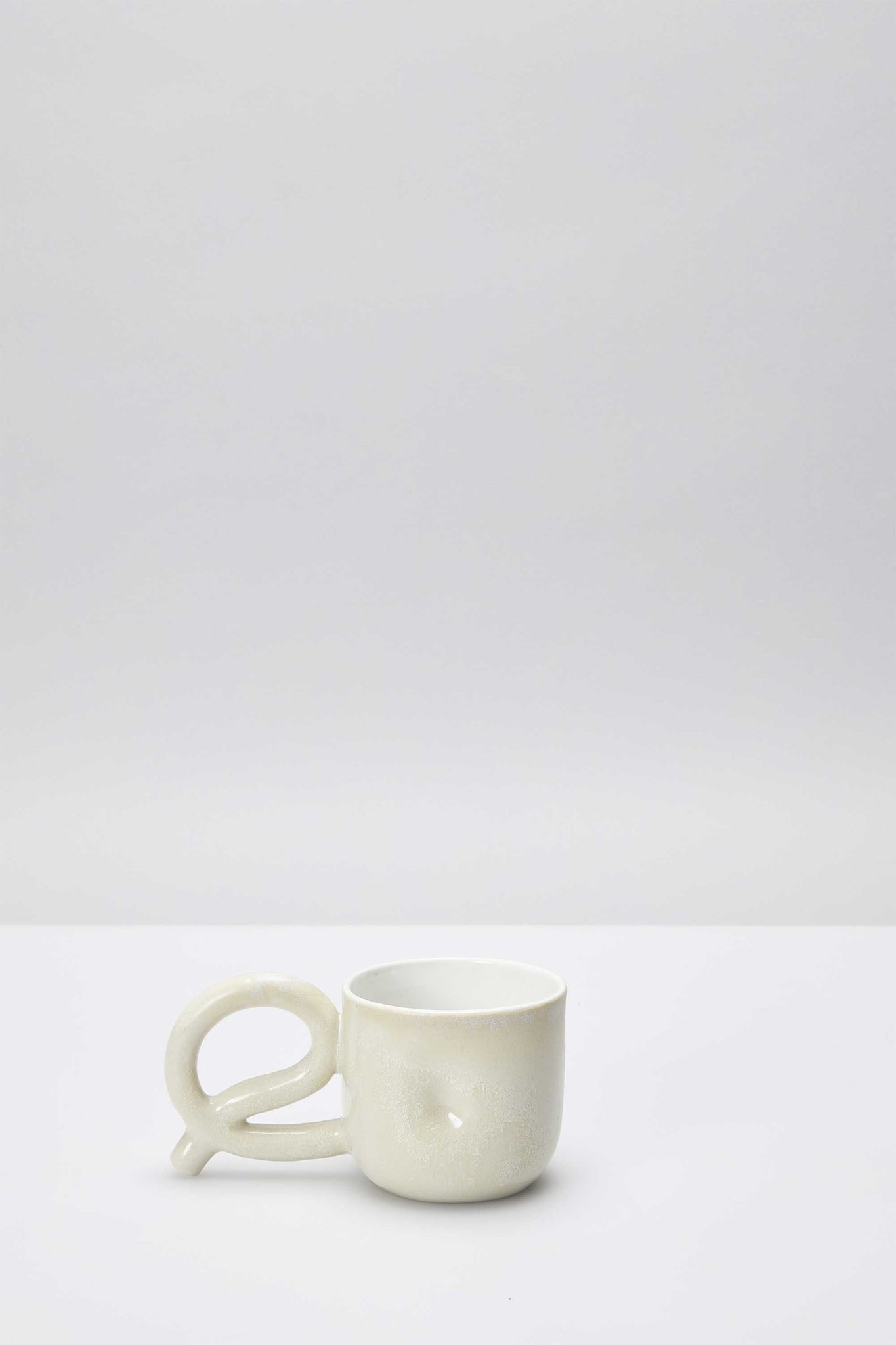 ALPHABET　HANDLE　MUG　CUP-E